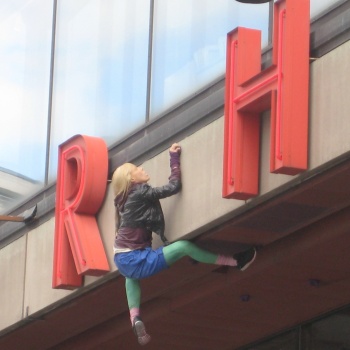 Photo stoRy for today™ – Climbing at Kulturhuset?
